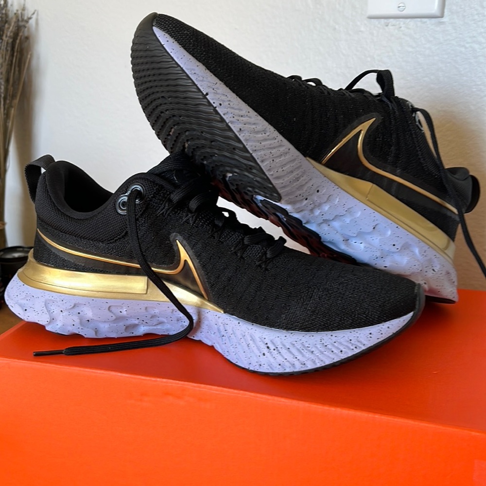 Woman Nike React Infinity FlyKnit  2 Running Shoes Size 10